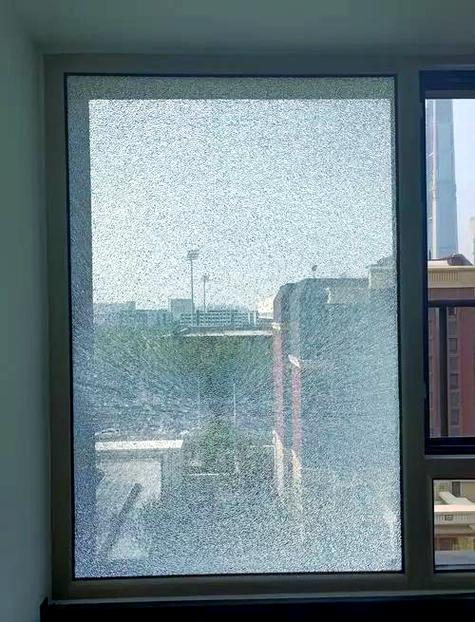 阳台玻璃突然裂了怎么回事